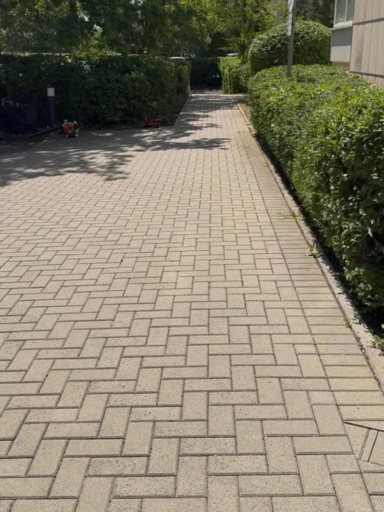 Frisch verlegtes und gereinigtes Pflaster